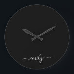 Zwart-wit Modern Script Monogram Naam Grote Klok<br><div class="desc">Zwart-wit Eenvoudig Script Monogram Naam. Dit maakt de perfecte lieve 16 verjaardags-, bruiloft-, vrijgezellenfeest-, jubileum-, baby shower- of vrijgezellenfeestcadeau voor iemand die van glamluxe en chique stijlen houdt.</div>