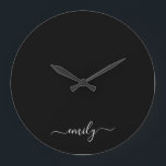 Zwart-wit Modern Script Monogram Naam Grote Klok<br><div class="desc">Zwart-wit Eenvoudig Script Monogram Naam. Dit maakt de perfecte lieve 16 verjaardags-,  bruiloft-,  vrijgezellenfeest-,  jubileum-,  baby shower- of vrijgezellenfeestcadeau voor iemand die van glamluxe en chique stijlen houdt.</div>