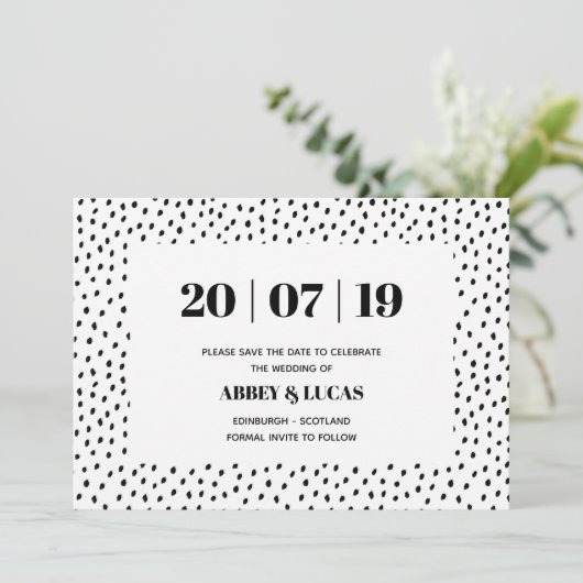 Zwart & Wit Modern Spot Wedding Save the Date (Staand voorkant)