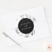 Zwart-wit Moderne Bloemen Bruiloft Favor Ronde Sticker (Envelop)