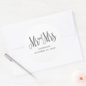 Zwart-wit moderne bruiloft. Mr en Mrs Simple Ronde Sticker (Envelop)
