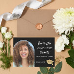 Zwart wit moderne foto boog Afstuderen Save The Date<br><div class="desc">Een foto Bewaar de datumkaart voor een afstuderen. Aan de voorkant: Voeg je eigen foto van de afstuderen grootte toe. Fotoboog lijst. Een klassieke zwarte achtergrond, witte tekst. Sjablonen voor naam en datum. De naam en de tekst: Save the Date zijn geschreven met een modern handgeschreven stijlscript. Met een pet,...</div>
