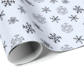 Zwart-wit Moderne Sneeuwvlokken Blauwe Kerstmis Cadeaupapier (Rol Hoek)