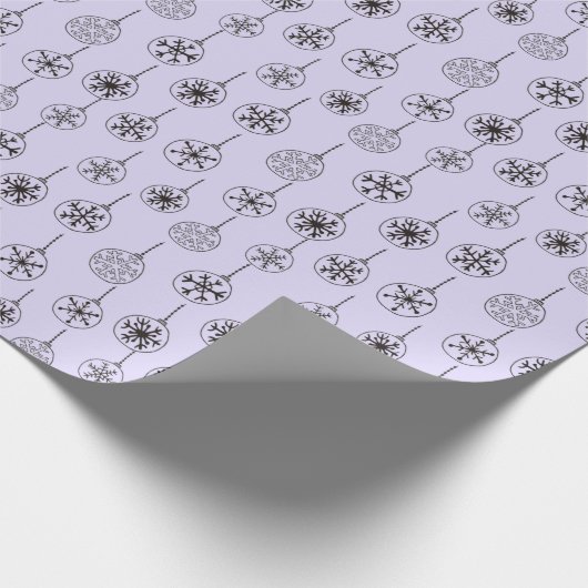 Zwart-wit Moderne Sneeuwvlokken Paarse Kerstmis Cadeaupapier (Hoek)