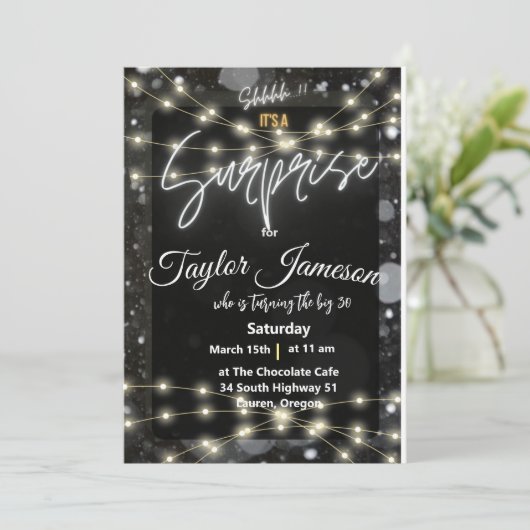 zwart & wit moderne verrassingsuitnodiging QR RSVP Kaart (Staand voorkant)