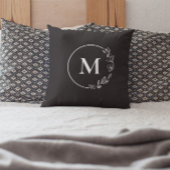 Zwart Wit Monogram Bloemen krans gepersonaliseerd Kussen