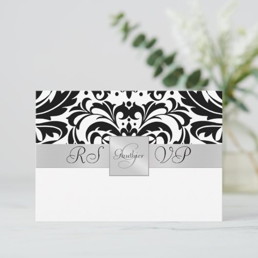 Zwart-wit monogram Halve Damask RSVP Uitnodiging (Staand voorkant)
