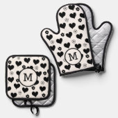 Zwart-wit monogram harten bloemen patroon ovenwant & pannenlap set (Voorkant / Achterkant)
