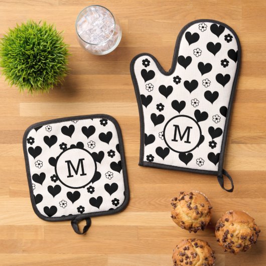 Zwart-wit monogram harten bloemen patroon ovenwant & pannenlap set (Top down)