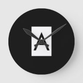 Zwart Wit Monogram Initiaal Letter Modern Plain Ronde Klok (Voorkant)
