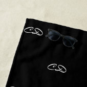 Zwart wit monogram initiaal patroonnaamscript strandlaken (In situ)