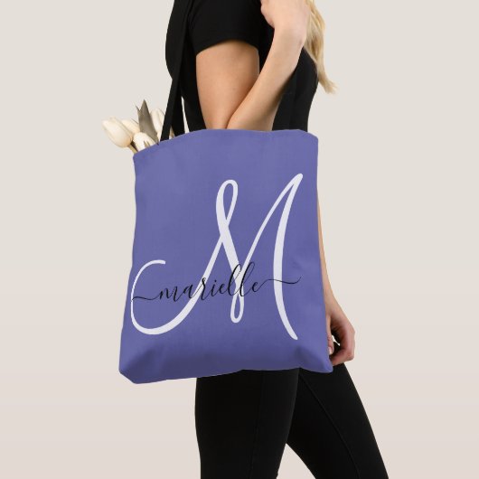 Zwart wit monogram Letter Script Name Periwinkle Tote Bag (Dichtbij)