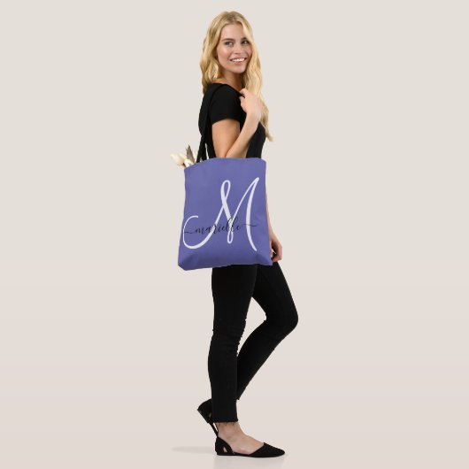 Zwart wit monogram Letter Script Name Periwinkle Tote Bag (Op model)