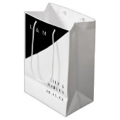 Zwart-wit monogram minimalistische bruiloft medium cadeauzakje (Voorkant Gekanteld)