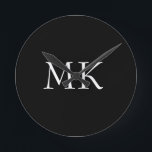 Zwart wit monogram ronde klok<br><div class="desc">Moderne zwart-wit monogram koffers. Prachtig ontwerp met witte dubbele initiaal monogram tekst op zwart. Personaliseer met je eigen tekst. Zou een geweldig cadeau zijn voor verjaardagen,  feestdagen,  afstuderen,  promoties,  elke speciale gelegenheid of elke dag.</div>