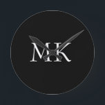 Zwart wit monogram ronde klok<br><div class="desc">Moderne zwart-wit monogram koffers. Prachtig ontwerp met witte dubbele initiaal monogram tekst op zwart. Personaliseer met je eigen tekst. Zou een geweldig cadeau zijn voor verjaardagen,  feestdagen,  afstuderen,  promoties,  elke speciale gelegenheid of elke dag.</div>