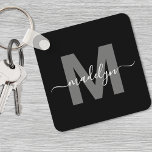 Zwart wit monogram sleutelhanger<br><div class="desc">Creëer uw eigen stijlvolle moderne aangepaste zwart-wit monogram vierkante Sleutelhanger. Deze strakke vierkante sleutelhanger voegt een eigentijdse en persoonlijke touch toe aan uw dagelijkse benodigdheden. Het ontwerp is voorzien van een gewaagd grijs monogram initiaal gecentreerd op een effen zwarte achtergrond, met jouw naam in een elegant wit script gelaagd over...</div>