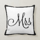 Zwart-wit "Mrs." kussen, op de rug gepersonaliseer Kussen<br><div class="desc">Voeg de naam van het paar en de trouwdatum toe aan de achterkant van zwart-wit "Mrs." decoratieve kussen. Coördinatie van "Mr."-kussen hier gevonden:</div>