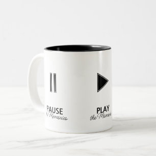 Zwart-wit muziekspeler pauzeert afspeelstop tweekleurige koffiemok