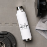 Zwart-Wit | Naam en monogram van de douane Waterfles<br><div class="desc">Aangepaste scriptnaam en monogram waterflesje,  om het even welk lettertype,  om het even welke kleur,  geen minimum</div>