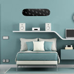 Zwart wit naam patroon modern script persoonlijk skateboard<br><div class="desc">Personaliseer en voeg jouw namen toe. Jouw naam als het patroon,  geschreven met een trendy handgeschreven stijlscript. Zwarte achtergrond,  witte tekst.</div>