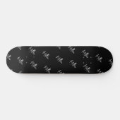 Zwart wit naam patroon modern script persoonlijk skateboard (Horizontaal)