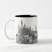 Zwart-wit neuschwanstein Castle in Winter Tweekleurige Koffiemok (Links)