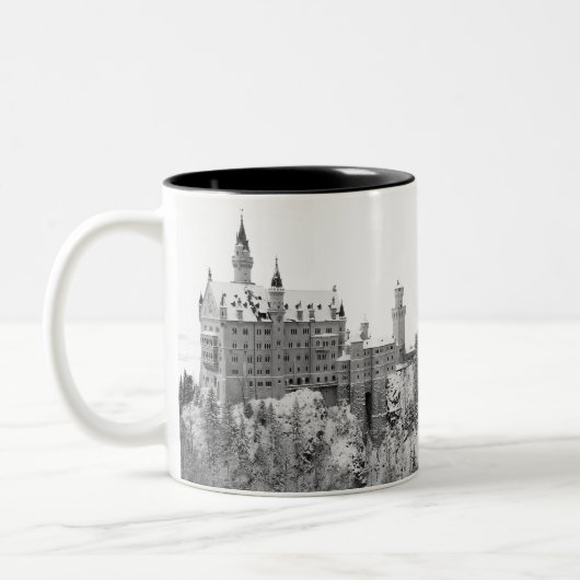 Zwart-wit neuschwanstein Castle in Winter Tweekleurige Koffiemok (Links)