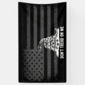 Zwart-wit niet tegen me in Amerikaanse vlag Spandoek (Verticaal)