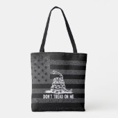 Zwart-wit niet tegen me in Amerikaanse vlag Tote Bag (Achterkant)