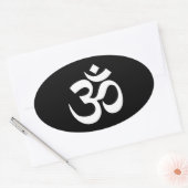 Zwart-wit Om-symbool Ovale Sticker (Envelop)
