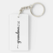 Zwart-wit oma opgericht sleutelhanger (achterkant)