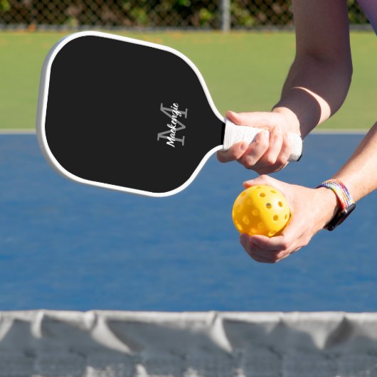 Zwart-wit omgekeerde kleuren Elke zijde Monogram Pickleball Paddle (Insitu)