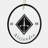 Zwart-wit omheining zwaard Logo - Aangepast jaar Keramisch Ornament (Links)