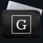 Zwart wit omhuld Initiaal monogram Laptop Sleeve<br><div class="desc">Zwart wit omhuld Initiaal monogram Een stijlvolle zwarte vaste achtergrond met een wit omlijnd gebied voor uw monogram, naam of andere tekst. U kunt de tekstdoopvont ook veranderen, de doopvontgrootte en de kleur veranderen, de tekst bewegen, enz. Als je dit ontwerp in andere kleuren zou willen zien, laat dan een...</div>