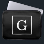 Zwart wit omhuld Initiaal monogram Laptop Sleeve<br><div class="desc">Zwart wit omhuld Initiaal monogram Een stijlvolle zwarte vaste achtergrond met een wit omlijnd gebied voor uw monogram, naam of andere tekst. U kunt de tekstdoopvont ook veranderen, de doopvontgrootte en de kleur veranderen, de tekst bewegen, enz. Als je dit ontwerp in andere kleuren zou willen zien, laat dan een...</div>