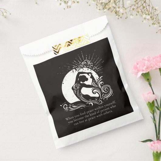 Zwart Wit One-legged King Pigeon Yoga Pose Logo Bedankzakje (Gezegeld)