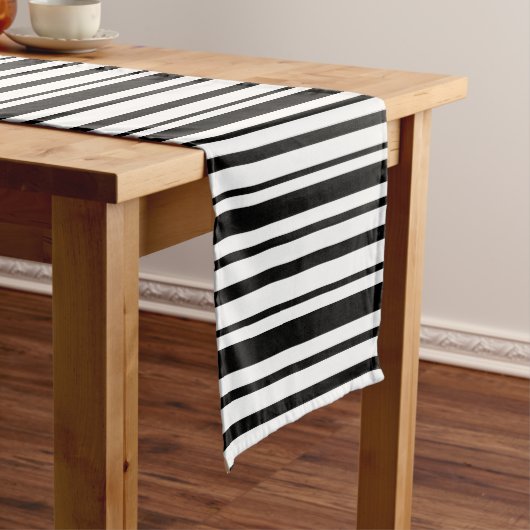 Zwart-wit oneffen strepen korte tafelloper (Voorbeeld)