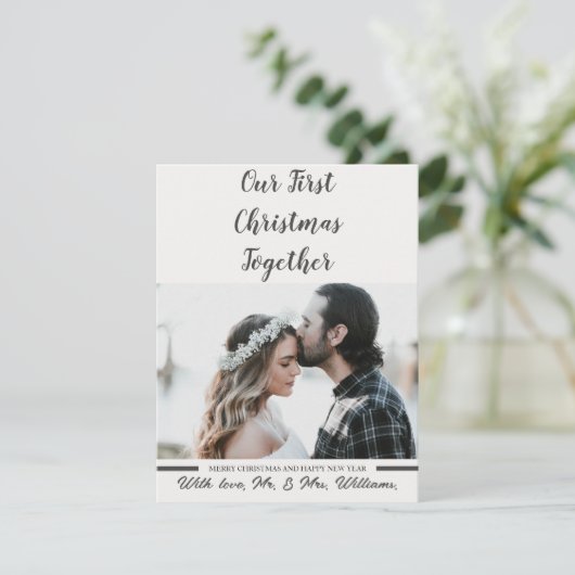 Zwart & Wit Onze eerste Kerst Pas getrouwd Foto Feestdagenkaart (Staand voorkant)