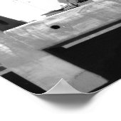 Zwart-wit oud sleepvaartuig op de gras 16x20 poster (Hoek)