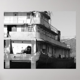 Zwart-wit oud sleepvaartuig op de gras 16x20 poster