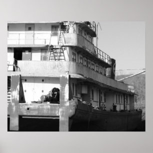 Zwart-wit oud sleepvaartuig op de gras 16x20 poster