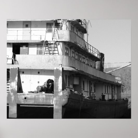 Zwart-wit oud sleepvaartuig op de gras 16x20 poster (Voorkant)