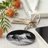 Zwart-wit paard in actie sleutelhanger (Zijkant)