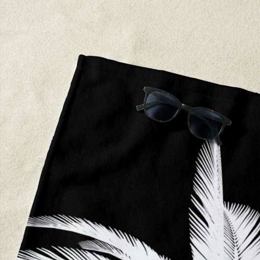 Zwart wit palmboom modern monogram strandlaken (In situ)