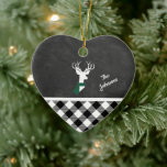 Zwart wit panhouse Pset Deer Chalkboard Naam Keramisch Ornament<br><div class="desc">Dit zwarte kartonnen ontwerp is voorzien van een zwart-wit hoes,  een witte hert... geadorbeerd met een feestelijke groene sjaal! Pas je aan met de naam van je geliefde. De stijlen,  de grootte,  en de kleuren van de tekst kunnen worden veranderd; het gebruiken geeft menu uit.</div>