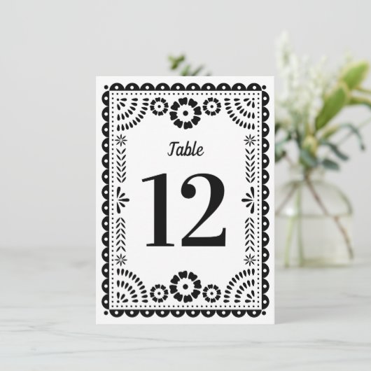 Zwart & Wit Papel Picado Bruiloft Tafel Nummer Kaart (Staand voorkant)