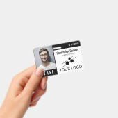 Zwart-wit pasfoto met groot logo badge (Handheld)