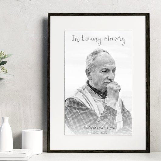 Zwart-wit pasfoto voor uitvaartonplechtigheid poster