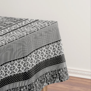 Zwart-wit patroon met kant en patchwork tafelkleed